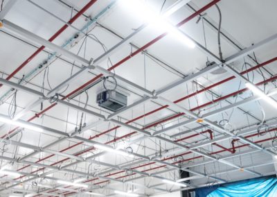 salle blanche avec des tuyaux au plafond par Rosin Entreprise