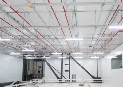 salle blanche avec des tuyaux au plafond par Rosin Entreprise