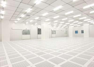 grande salle blanche illuminée construite par Rosin Entreprise