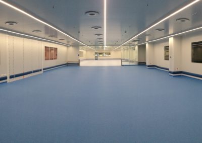 grande salle Blanche avec un sol bleu construite par rosin entreprise