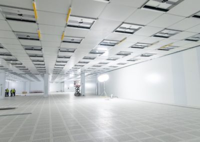 plafond d'une grande salle blanche par Rosin Entreprise