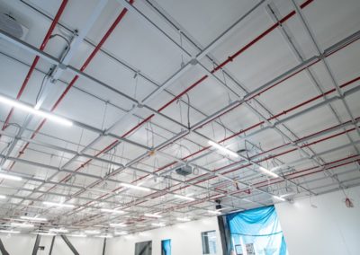 salle blanche avec des tuyaux au plafond par Rosin Entreprise