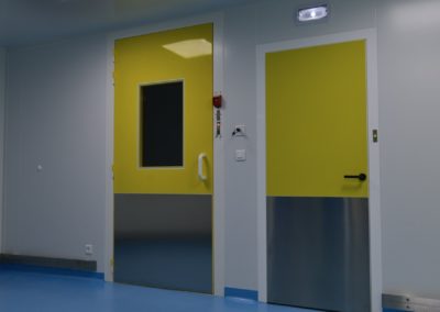 porte jaune avec ouverture en verre par Rosin Entreprise