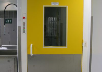 porte jaune avec ouverture en verre par Rosin Entreprise