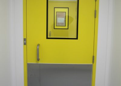 porte jaune avec ouverture en verre par Rosin Entreprise
