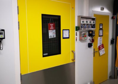 porte jaune avec ouverture en verre par Rosin Entreprise