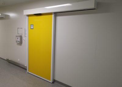 porte coulissante jaune par Rosin Entreprise