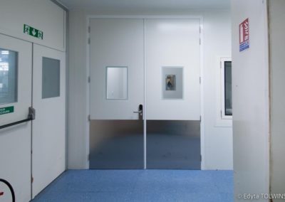portes blanches avec ouverture en verre par Rosin Entreprise