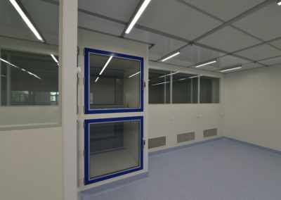 porte de salle blanche avec ouvertures en verre par Rosin Entreprise