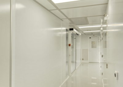 couloir blanc d'une salle propre construite par Rosin Entreprise