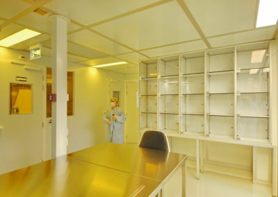femme en combinaison stérile dans une salle avec des casiers et une table conception Rosin Entreprise
