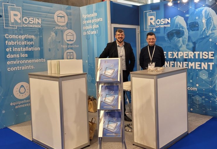 deux hommes sur un stand de salon bleu au salon ContaminExpo pour Rosin Entreprise